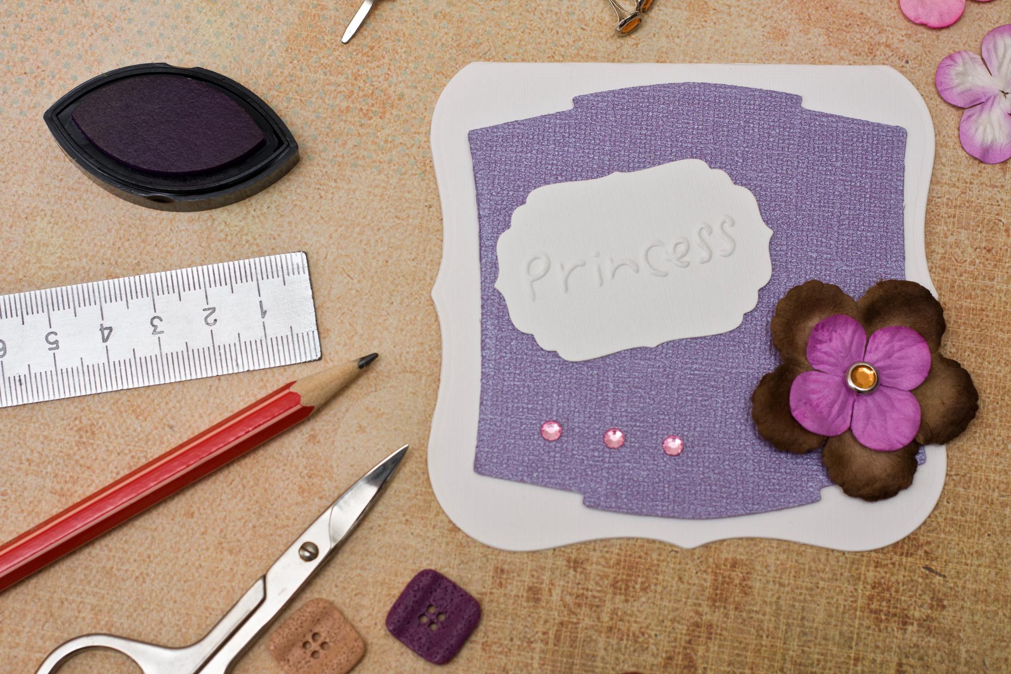 Embroidered product labels on fabric tags